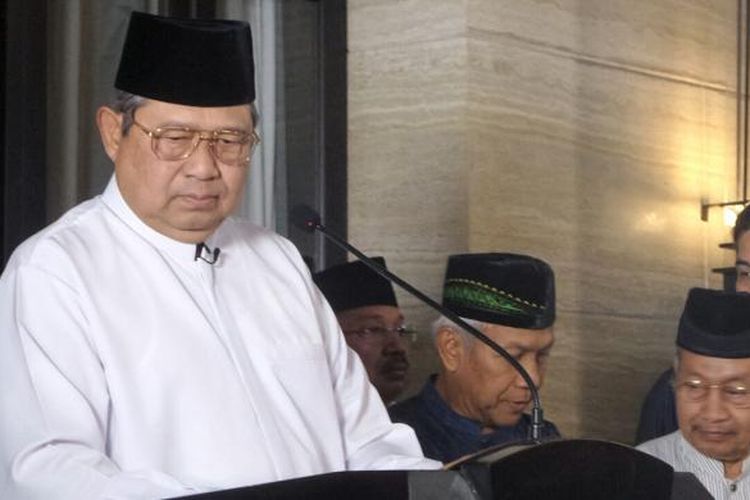 Presiden Keenam RI Susilo Bambang Yudhoyono saat memberikan keterangan pers terkait tuduhan Antasari Azhar di kediamannya, Kuningan, Jakarta Selatan, Selasa (14/2/2017).