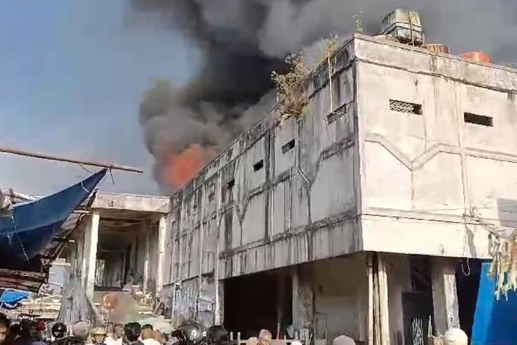 Kebakaran hebat melanda Pasar Kutoarjo, Kabupaten Purworejo, Jawa Tengah, pada Jumat (16/8/2024). 