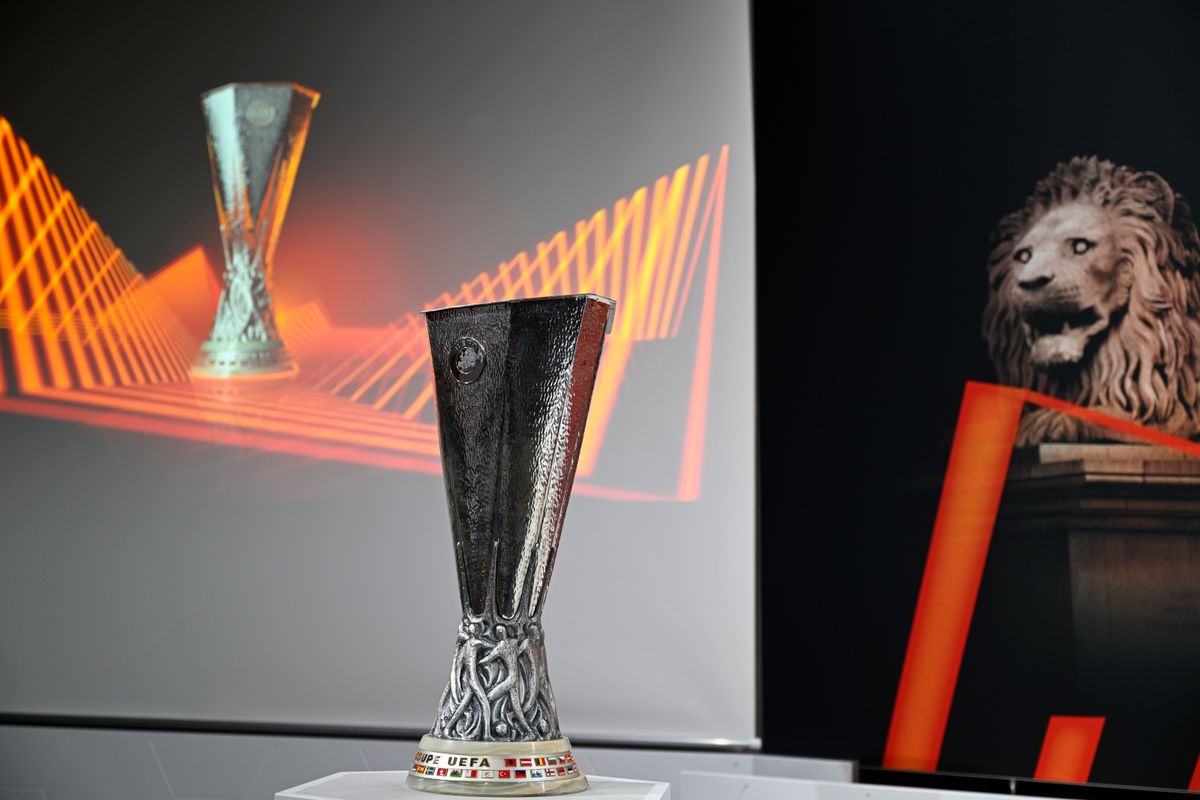Trofi Liga Europa dipajang dalam acra drawing Liga Europa 2022-2023 di Nyon, Swiss, 7 November 2022. Hasil drawing Liga Europa 2022-2023 memunculkan duel seru Barcelona vs Man United di fase playoff menuju 16 besar.