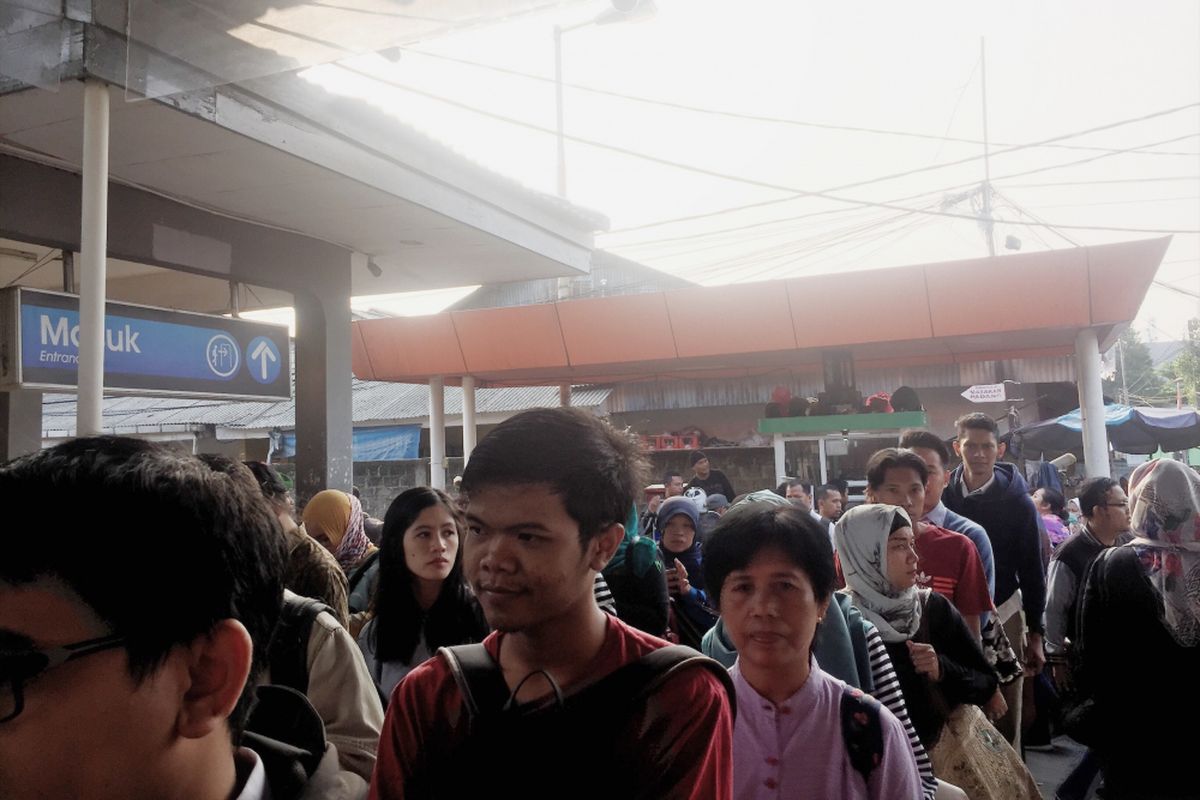 Ramai Antrean Panjang Stasiun Depok, Senin (23/7/2018).
