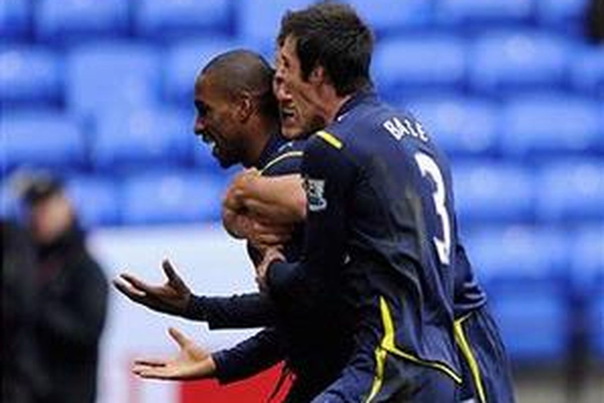 Penyerang Tottenham Hotspur, Jermaine Defoe, merayakan golnya ke gawang Bolton Wanderers pada duel 16 besar Piala FA, Minggu (14/2/2010).