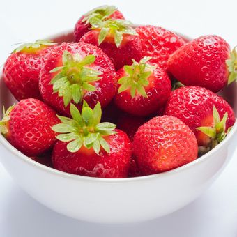 Ilustrasi buah strawberry, stroberi. 