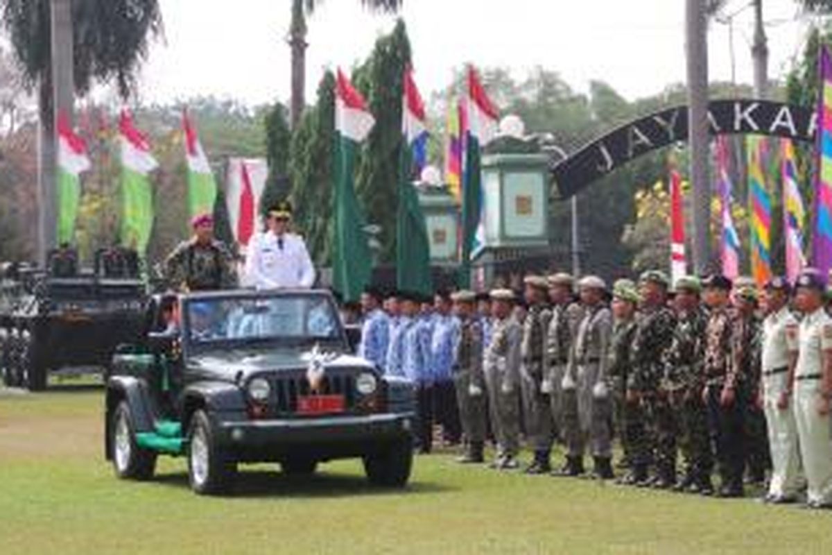 Gubernur DKI Jakarta Basuki Tjahaja Purnama menjadi inspektur di upacara HUT ke-70 TNI, di Lapangan Jayakarta, Jakarta Timur, Senin (5/10/2015).
