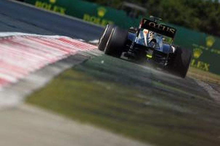Pebalap Lotus, Romain Grosjean mengendarai mobilnya pada sesi latihan bebas kedua GP Hongaria di Sirkuit Hungaroring, Jumat (26/7/2013).