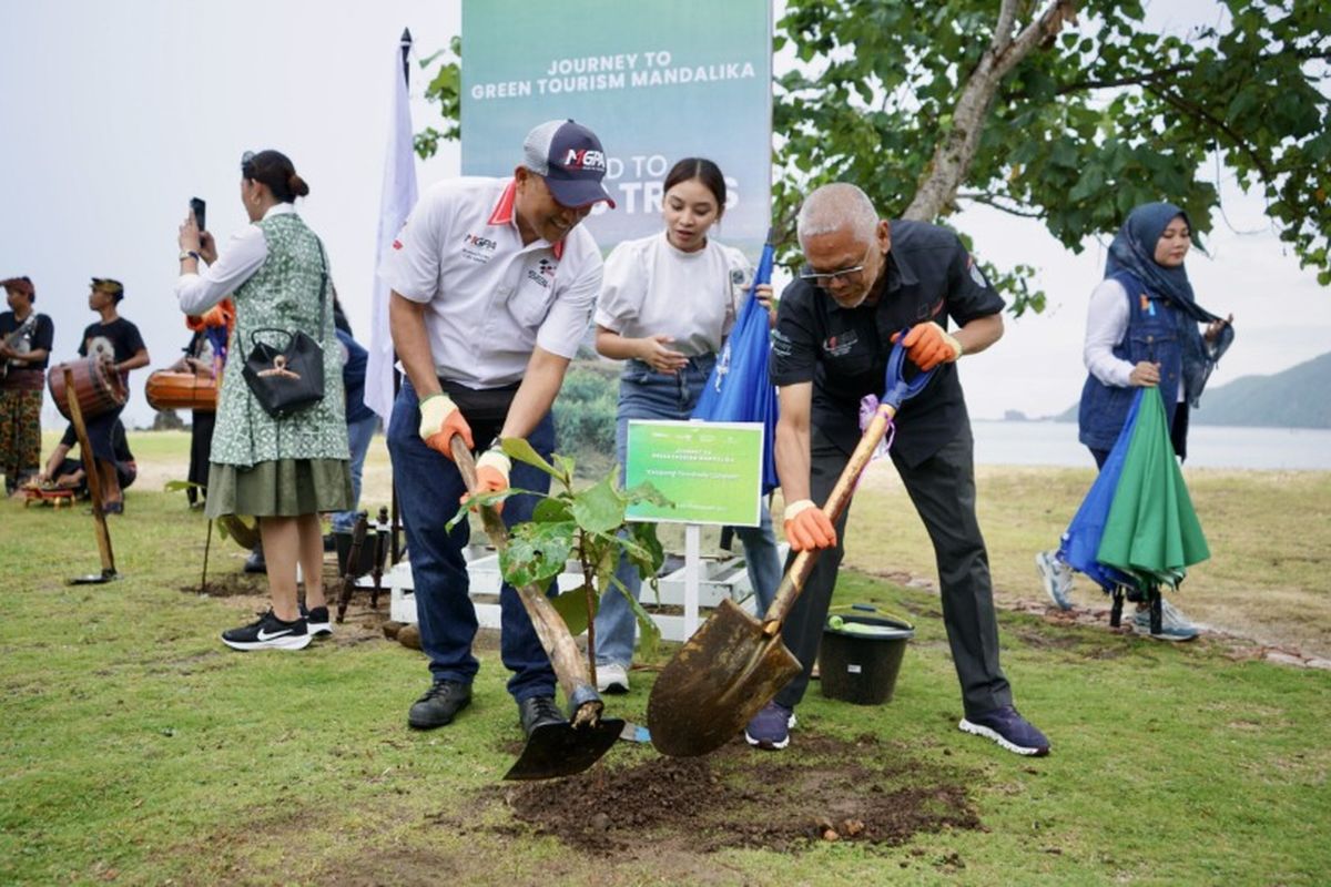 Kegiatan penanaman pohon yang menjadi bagian dari Journey to Green Tourism Mandalika: Road to 10.000 Trees