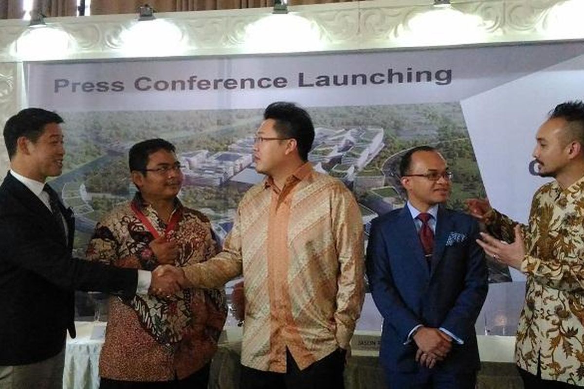 Group CEO Sinar Mas Land Michael Widjaja (tengah) bersama dengan jajaran direksi Sinar Mas Land dan Arsitek Digital Hub Jason Pomeroy (paling kiri), setelah konferensi pers di BSD City, Selasa (21/6/2016)