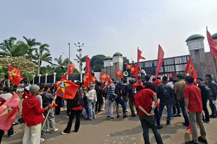 Mahasiswa Mulai Berdatangan ke Depan Gedung DPR, Aksi Tuntut Pendidikan Gratis
