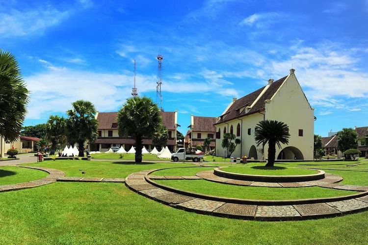 Benteng Fort Rotterdam atau Benteng Jumpandang yang dibangun oleh Raja Gowa sebelum akhirnya jatuh ke tangan Belanda.