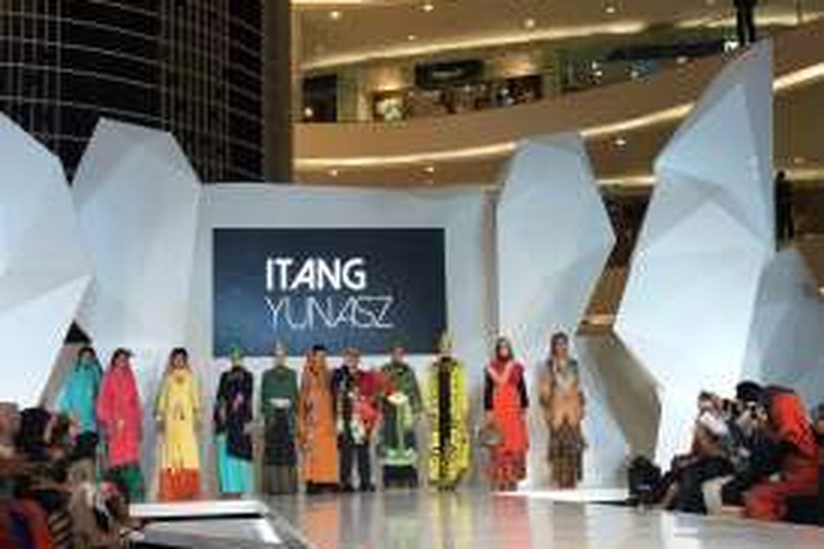 Koleksi Itang Yunasz hadir dalam 'Urang Rantau' Jakarta Fashion Week 2017 di Senayan City Jakarta, Senin (24/10/2016).