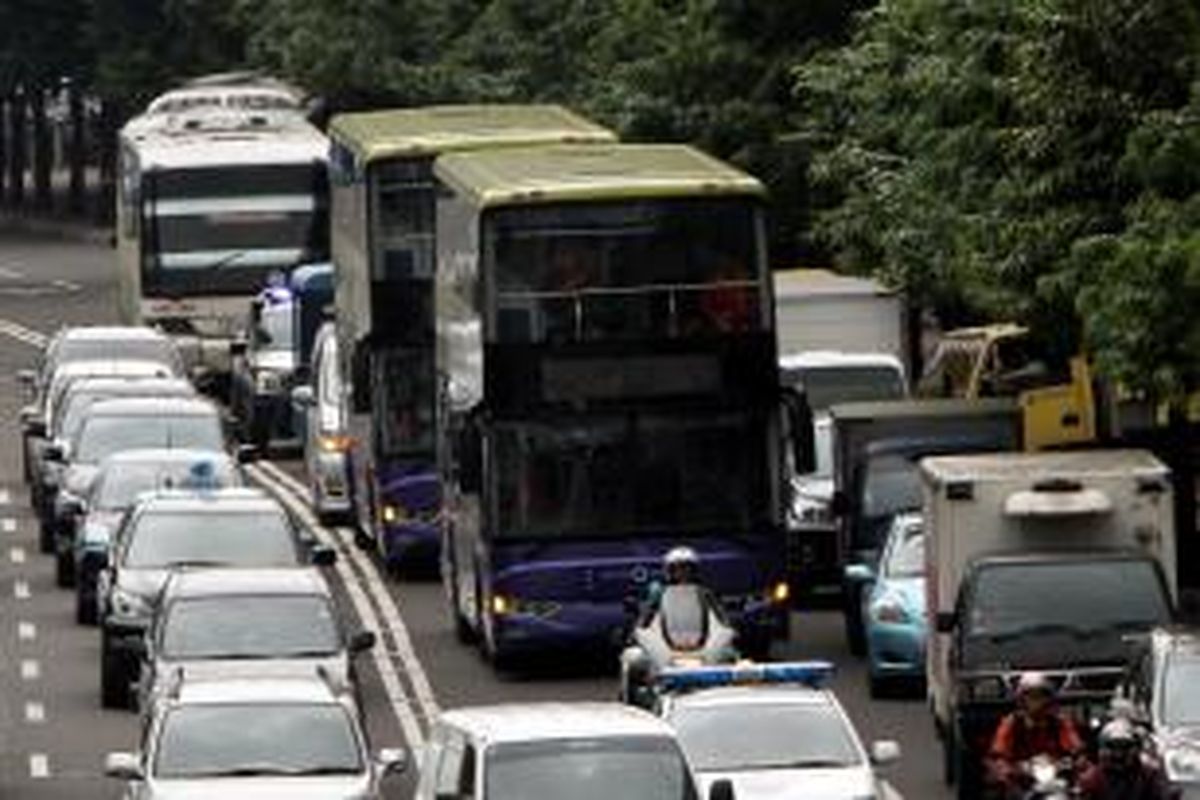 Bus tingkat wisata melaju di Jalan MH Thamrin, Jakarta Pusat, untuk diperkenalkan kepada masyarakat, Kamis (16/1/2014). Pemprov DKI Jakarta mendatangkan lima bus tingkat dari China untuk meningkatkan pariwisata, yang akan mulai dioperasikan awal Februari.