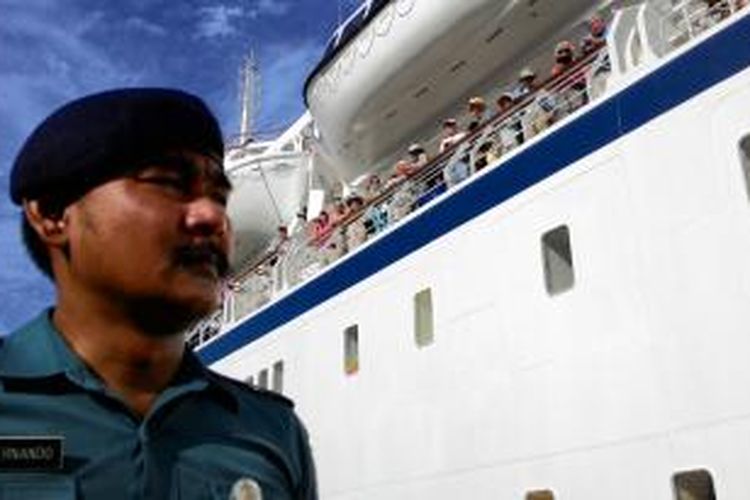 Turis dari berbagai negara di Eropa dan Amerika menumpang kapal pesiar Aegean Odyssey, tengan menanti sandar di pelabuhan Semayang di Balikpapan. Mereka datangi penangkaran buaya dan orangutan di Kaltim ini.