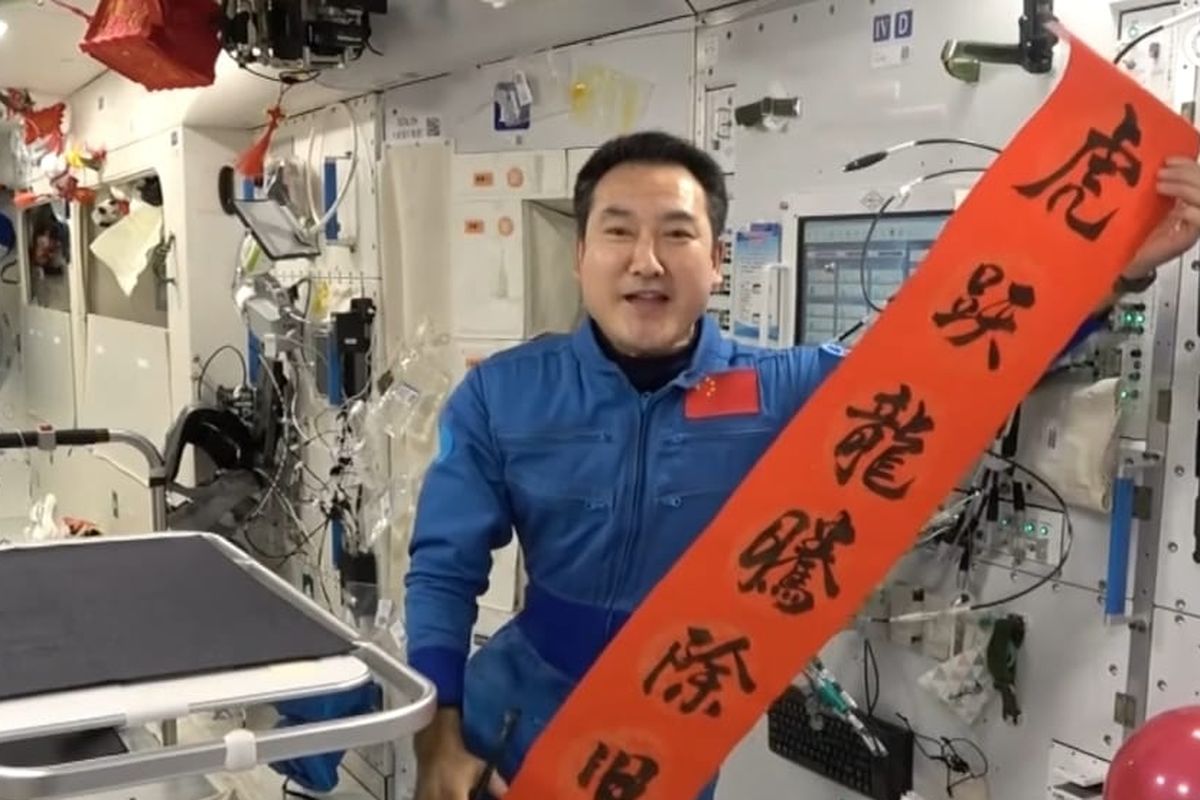 Astronot China, Zhai Zhigang mengucapkan harapan dan doanya untuk Tahun Baru Imlek 2022 dari luar angkasa.