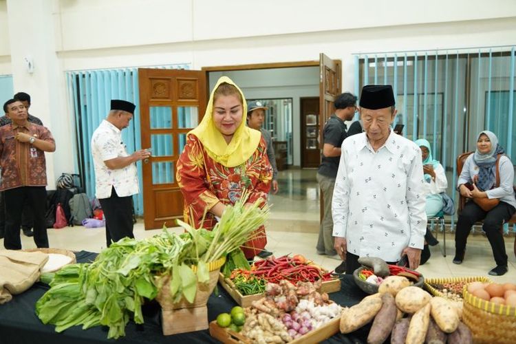 Wali Kota Semarang Hevearita Gunaryanti Rahayu bersama Ketua Baznas Jawa Tengah KH Ahmad Darodji, di sela Pelatihan UMKM Bidang Usaha Boga bagi Pelaku Usaha di Desa Miskin Extreme Provinsi Jateng se-wilayah eks-Karesidenan Pati dan Semarang, di Semarang, Selasa (9/7/2024).