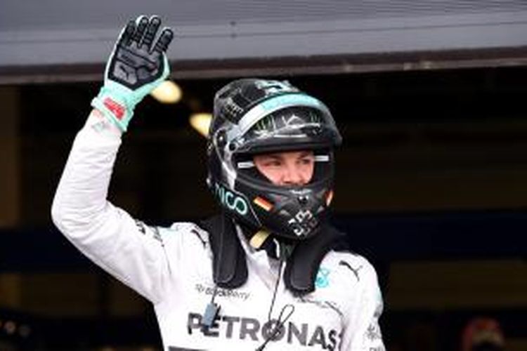 Pebalap Mercedes asal Jerman, Nico Rosberg, bereaksi setelah mencatat waktu tercepat pada sesi kualifikasi GP Inggris di Sirkuit Silverstone, Sabtu (5/7/2014).