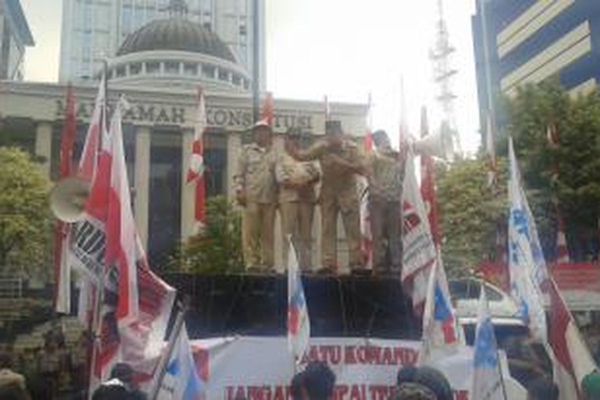 Seorang pendukung dari Gardu Prabowo, Akbar Husein, saat berorasi di depan Gedung Mahkamah Konstitusi, Jalan Medan Merdeka Barat, Jakarta Pusat, Jumat (15/8/2014).