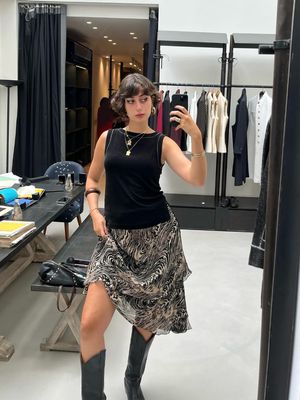 Rama Duwaji, Gen Z pertama yang jadi istri wali kota New York, menarik perhatian dengan prestasi seni dan gaya fashion kreatifnya.