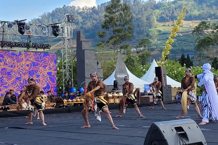 Pembukaan Dieng Culture Festival (DCF) 2024 di lapangan kompleks Candi Arjuna, Dieng, Kabupaten Banjarnegara, Jawa Tengah, Jumat (23/8/2024). 