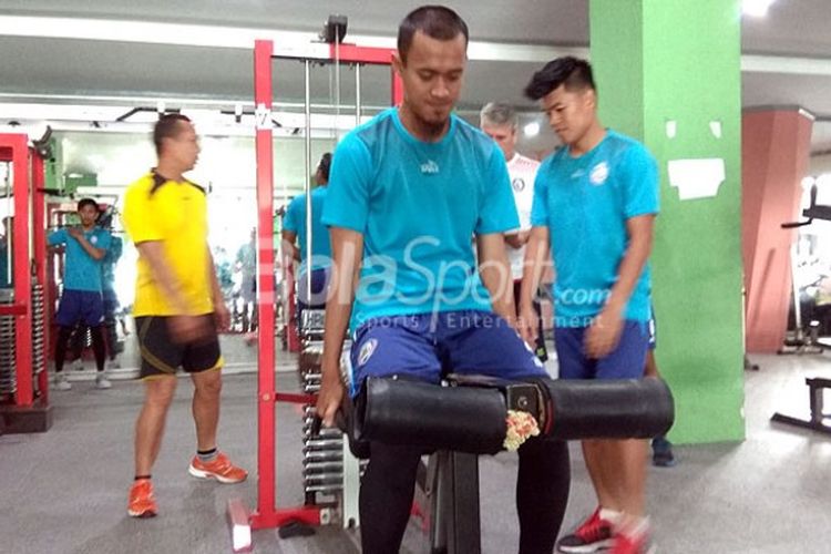 Sunarto saat berlatih bersama tim Arema FC di Pusat kebugaran Universitas Brawijaya Malang pada Senin pagi (11/12/2017).