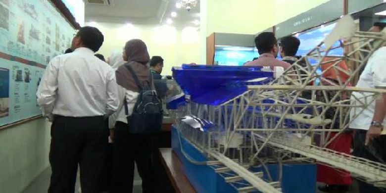 Anggota delegasi IMT Growth Triangle 2017 saat berkunjung ke Museum Timah Indonesia Pangkal Pinang, Kepulauan Bangka Belitung, Kamis (28/9/2017).