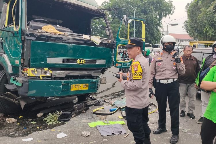 Polres Metro Tangerang Kota saat melakukan evakuasi di lokasi kejadian, Tugu Adipura Kota Tangerang.