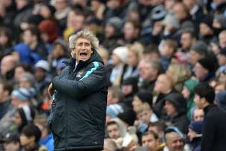 Ekspresi Manajer Manchester City, Manuel Pellegrini, saat memberikan instruksi kepada pemainnya, pada laga Premier League kontra Leicester City, Sabtu (6/2/2016).