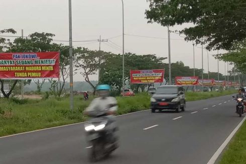 Spanduk Tunda Pemilu Bertebaran di Sepanjang Akses Suramadu