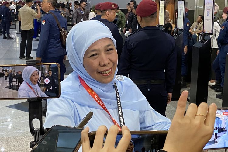 Gubernur Jawa Timur Khofifah Indar Parawansa menghadiri debat keempat Pilpres 2024 atau debat kedua calon wakil presiden di Jakarta Convention Center (JCC), Senayan, Jakarta Pusat, Minggu (21/1/2024).  Khofifah tiba di lokasi sekitar pukul 18.05 WIB, dengan mengenakan kerudung dan baju biru langit khas Tim Kampanye Nasional (TKN) dari pasangan calon presiden dan calon wakil presiden nomor urut 2 Prabowo Subianto-Gibran Rakabuming Raka.