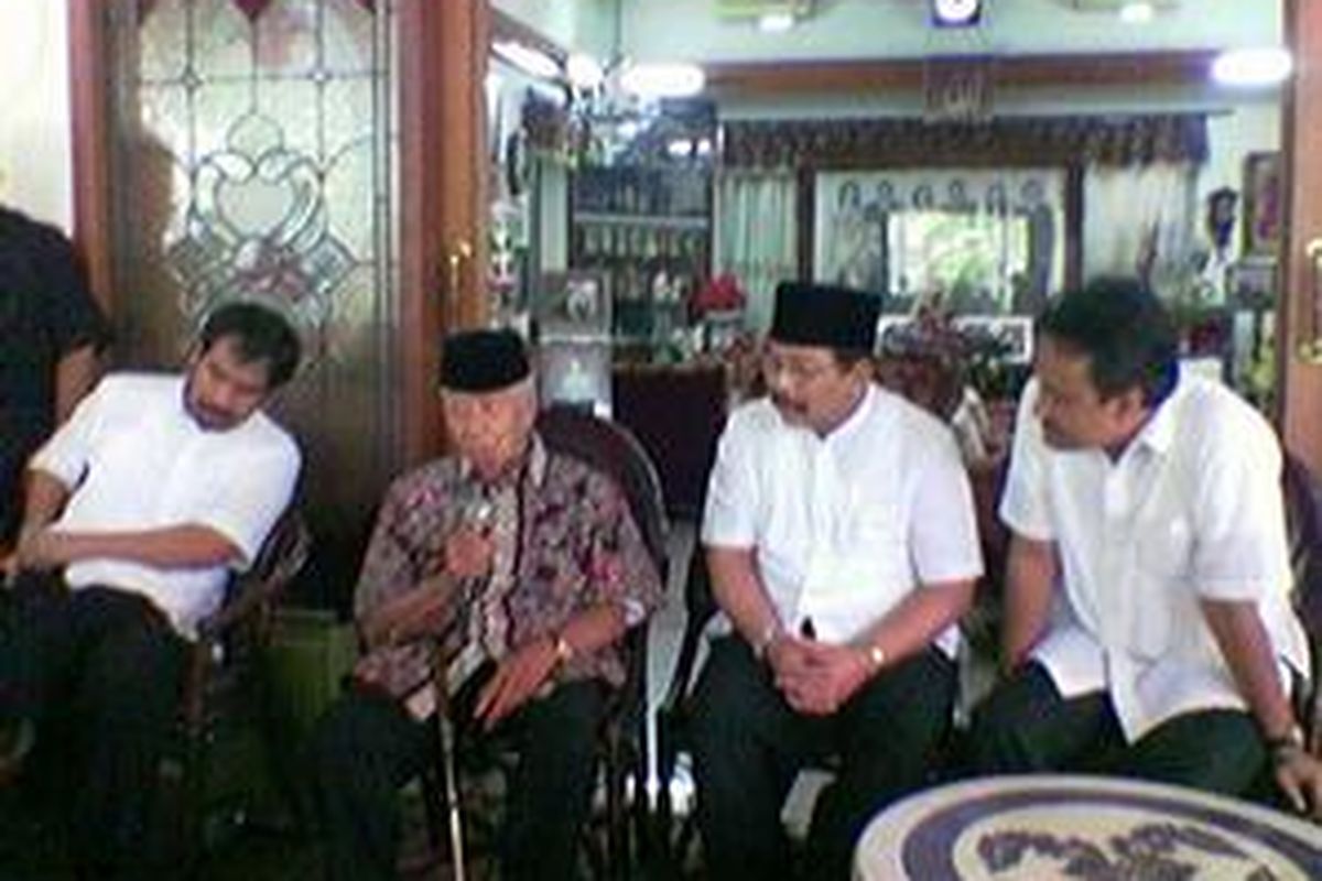 Calon Gubernur Jawa Timur Soekarwo dan calon wakilnya Saifullah Yusuf mengunjungi mantan Gubernur Jatim M�Noer di kediamannya di Jalan Anwari, Surabaya, Selasa (9/12). Kunjungan itu untuk memohon petunjuk terkait Pilkada Jatim yang telah berlangsung dua putaran dan masih akan diulang di Bangkalan dan Sampang serta diulang  penghitungan suaranya di Pamekasan sesuai putusan Mahkamah Konstitusi pekan lalu.