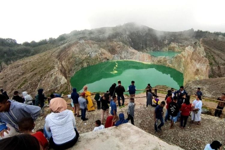 Foto: Para wisatawan saat berkunjung ke Danau Kelimutu, Kabupaten Ende, NTT pada Selasa (3/5/2022).