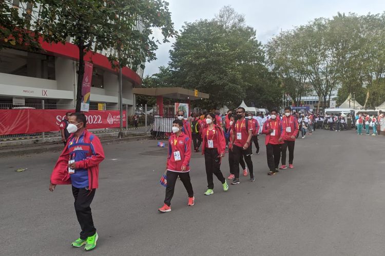 Anggota kontingen Kamboja mulai mendatangi Stadion Manahan, Solo, untuk mengikuti upacara penutupan ASEAN Para Games 2022, Sabtu (6/8/2022).