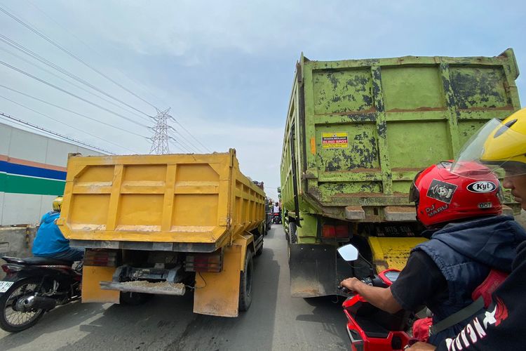 Arus lalu lintas di Jalan RE Martadinata dari arah Tanjung Priok menuju Pademangan, Jakarta Utara, terpantau macet, Rabu (22/11/2023). 
