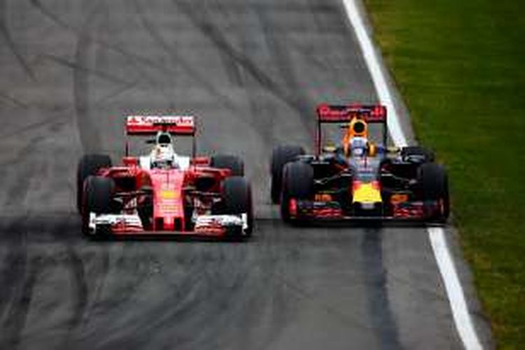 Pebalap Ferrari asal Jerman, Sebastian Vettel (kiri), dan pebalap Red Bull Racing asal Australia, Daniel Ricciardo, bersaing pada balapan GP Kanada di Sirkuit Gilles-Villeneuve, Minggu (12/6/2016).