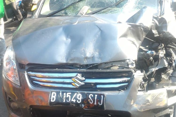 Mobil tertimpa pohon di kawasan Pondok Indah, Jakarta Selatan, Selasa (10/9/2019)