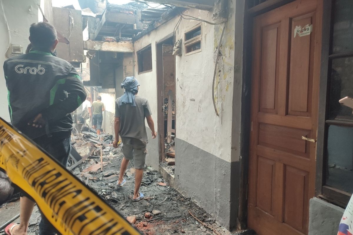 Asap kebakaran yang melanda permukiman warga di Jalan Bangka Buntu I, Bangka, Mampang Prapatan, Jakarta Selatan, masih terlihat sampai dengan Selasa (27/12/2022) pagi.