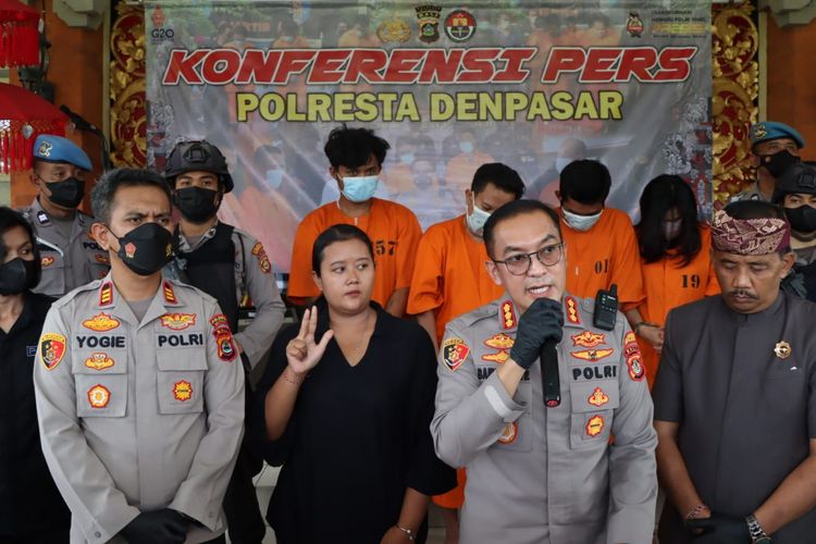 Kapolresta Denpasar Kombes Pol Bambang Yugo Pamungkas saat memimpin rilis pengungkapan kasus pencurian  yang digelar di Markas Polresta Denpasar pada Jumat (2/12/2022). /Dok.Humas Polresta Denpasar