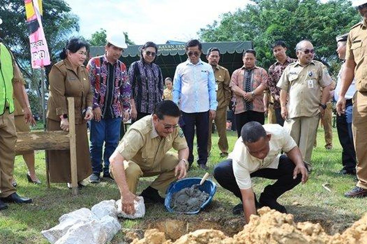 Bupati Bulungan Syarwani dan Wakil Bupati (Wabup) Bulungan Ingkong Ala melakukan peletakan batu pertama pembangunan Kapel Umat Nasrani. 