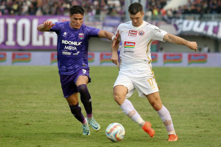 Pesepak bola Persija Jakarta Ondrej Kudela (kanan) berduel dengan pemain Persita Tangerang Fergonzi (kiri) pada laga Liga 1 di Stadion Indomilk Arena, Kabupaten Tangerang, Banten, Sabtu (22/7/2023). Persita Tangerang menang 1-0 atas Persija Jakarta.