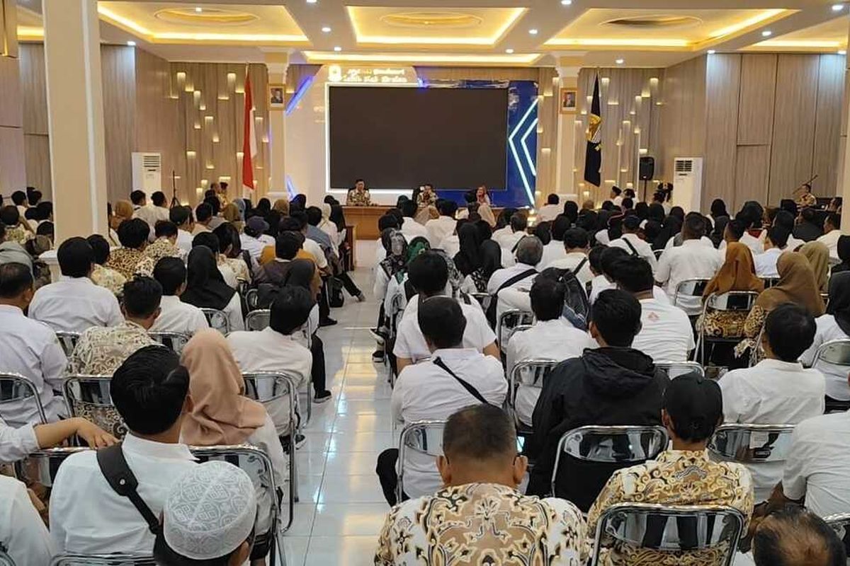 Sejumlah Honorer PPPK di Kabupaten Cirebon menggelar audiensi bersama Pemda Kabupaten Cirebon pada Kamis (13/3/2025) siang. Mereka menolak kebijakan Menpan RB yang menunda pengangkatan Honorer menjadi PPPK tahun 2026 mendatang.