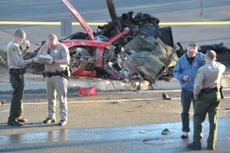 Mobil Porsche Carrera GT rusak berat dalam kecelakaan yang merenggut nyawa aktor Paul Walker, di Santa Clarita, California, Sabtu (30/11/2013). Mobil itu milik Roger Rodas, mantan pembalap, yang juga tewas dalam kecelakaan itu.