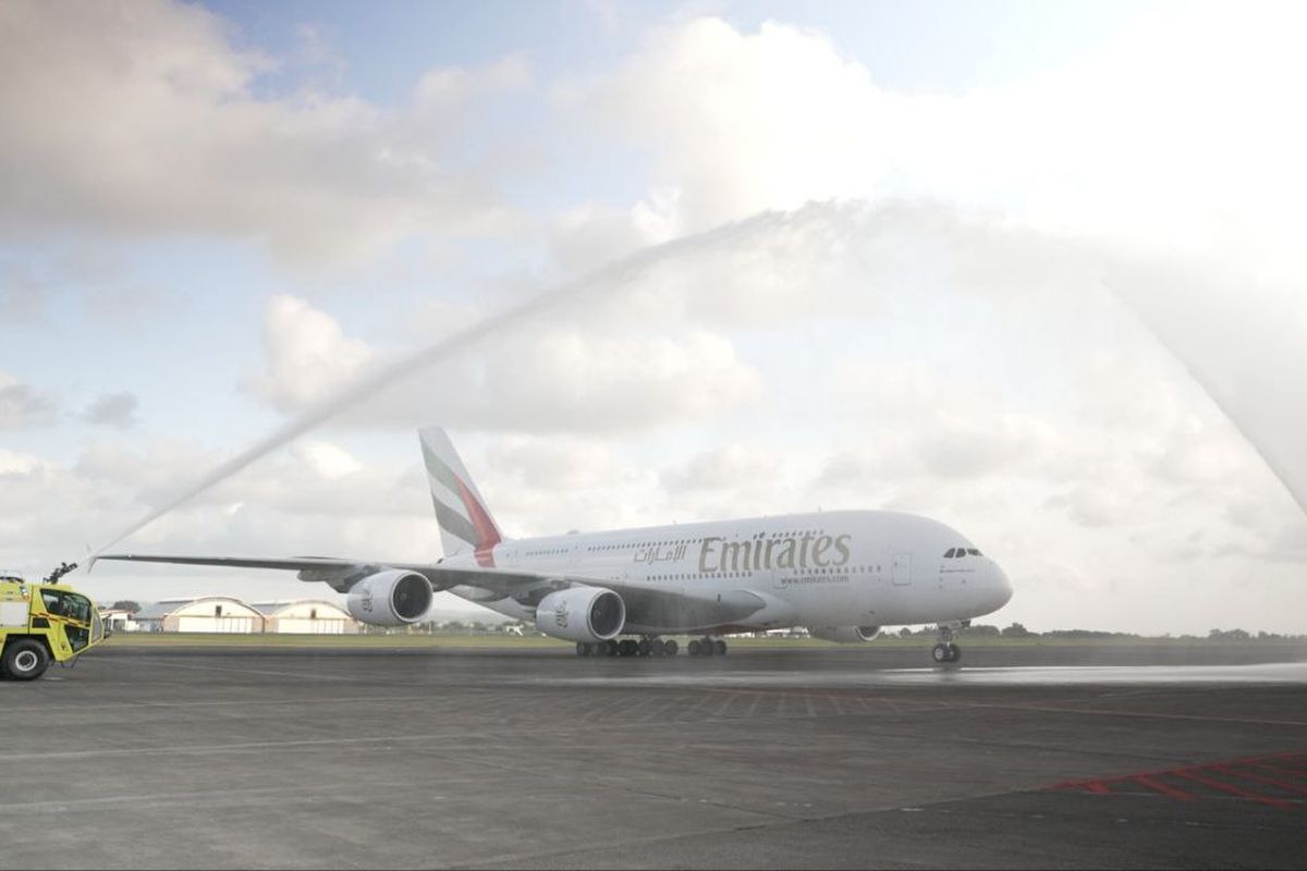 Airbus A380 Emirates mendarat di Bandara Internasional Ngurah Rai, Bali, Kamis (1/6/2023).