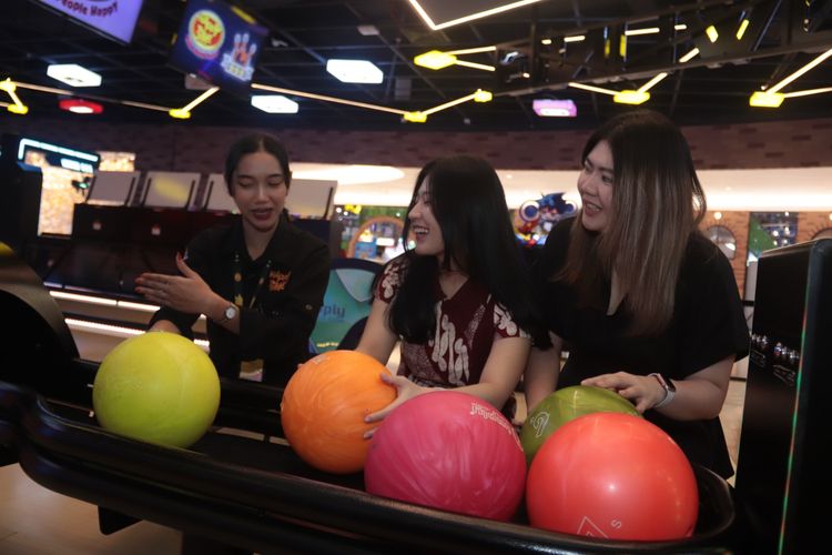 Seorang petugas sedang memberi penjelasan tentang bowling, salah satu olahraga rekreasi yang sedang digemari dan dibanjiri pengunjung karena tren ini adalah Happy Time Ciputra World Surabaya.