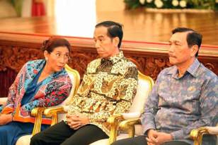 Presiden Jokowi bersama Menteri Kelautan Perikanan Susi Pudjiastuti dan Menko Maritim Luhut Pandjaitan