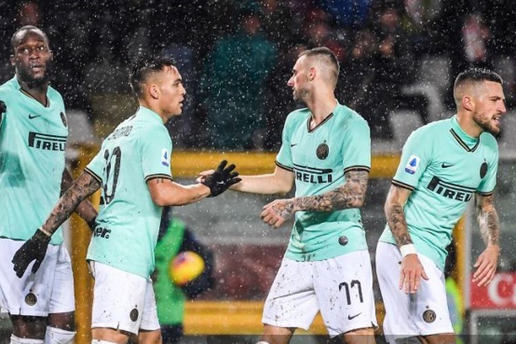 (From L) Inter Milans Italian defender Danilo DAmbrosio, Inter Milans Belgian forward Romelu Lukaku, Inter Milans Argentinian forward Lautaro Martinez, Inter Milans Croatian defender Marcelo Brozovic and 
Inter Milans Italian defender Cristiano Biraghi celebrate after Lukaku scored his teams third goal during the Italian Serie A football match Torino vs Inter Milan on November 23, 2019 at the Olympic stadium in Turin.
