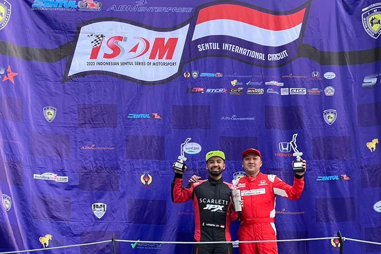 Pebalap Honda Racing Indonesia Alvin Bahar (kanan) berhasil memenangi seri ketiga kejurnas balap mobil Indonesia Sentul Series of Motorsport (ISSOM) 2022 di Sirkuit Internasional Sentul, Bogor, Jawa Barat, Minggu (7/8/2022).
