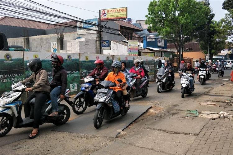 Ada Galian Kabel, Jalan Lapangan Tembak, Cibubur, Jakarta Timur Rusak dan Sebabkan Macet, Jumat (5/7/2019).