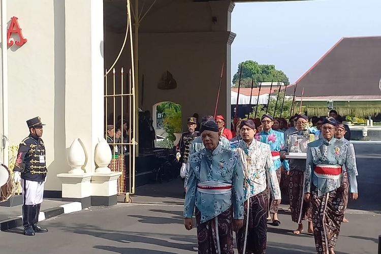 Pengantin putra, B.P.H Kusumo Kuntonugroho berjalan menuju Masjid Agung Pakualaman untuk ijab kabul, Rabu (10/1/2024).