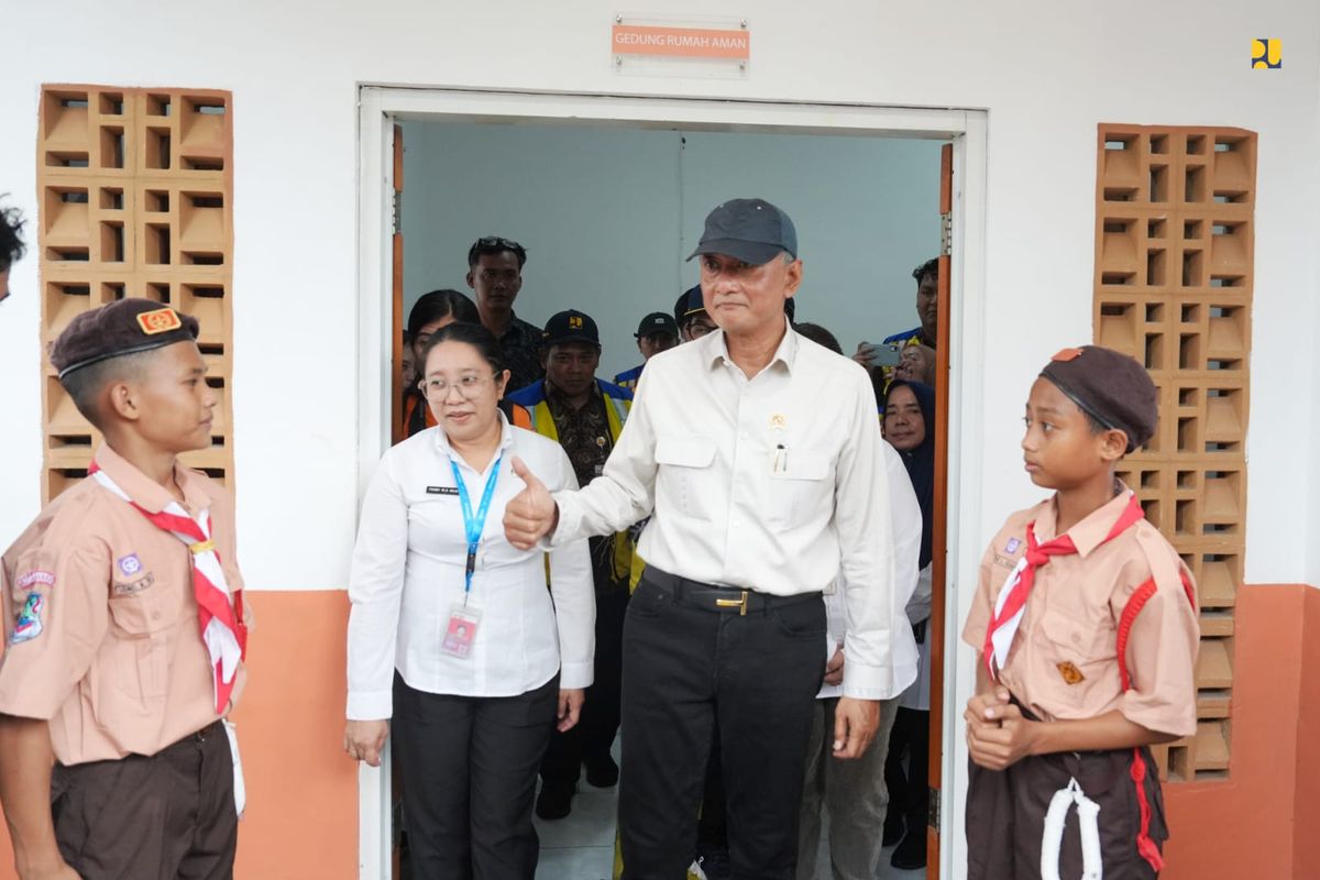 Menteri Pekerjaan Umum Dody Hanggodo bersama Ibu Irma Hanggodo saat mengunjungi Sekolah Rakyat Menengah Pertama (SRMP) 21 Kota Manado, Provinsi Sulawesi Utara, Jumat (12/9/2025).