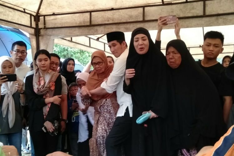 Penyanyi Nindy Ayunda di Taman Pemakaman Umum Jeruk Purut, Jakarta Selatan, Senin (25/11/2019).