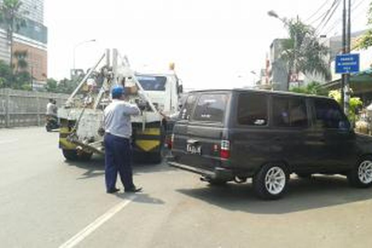 Aparat gabungan dari Dinas Perhubungan, UP Perparkiran, kepolisian dan TNI menertibkan parkir liar di Jalan Matraman Raya, Jakarta Timur, Senin (8/9/2014).
