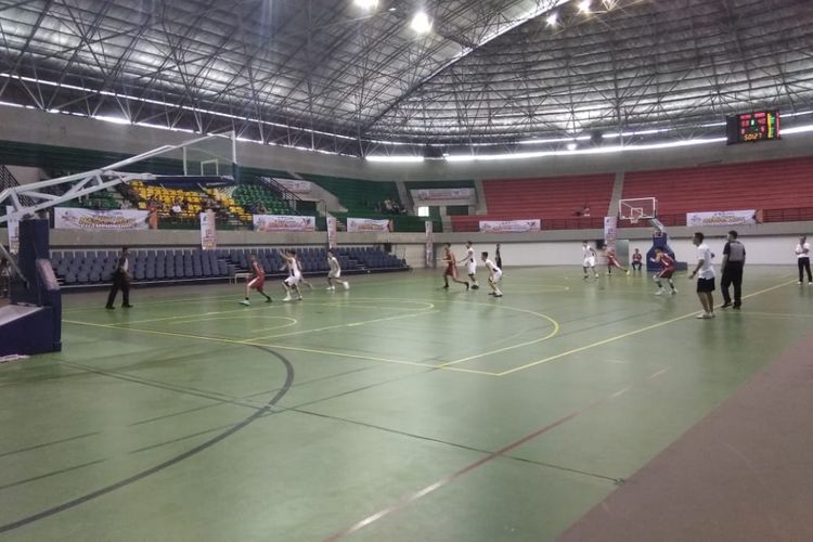 Suasana pertandingan perebutan posisi ketiga antara tim basket putra Indonesia melawan Hong Kong di GOR Amongraga, Yogyakarta, Kamis (13/9/2018).